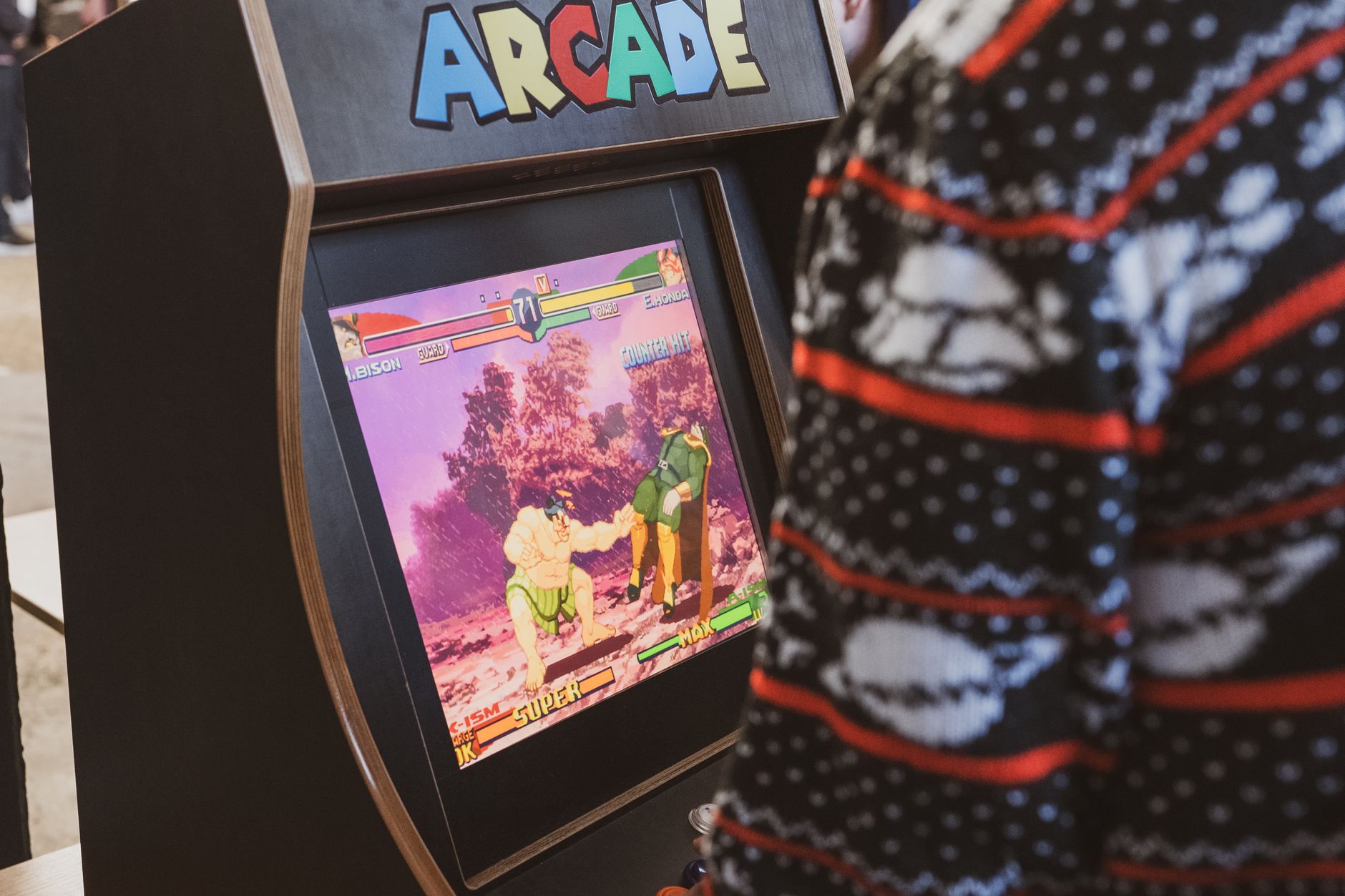 Pantalla pixel-art retro en consola de mesa antigua