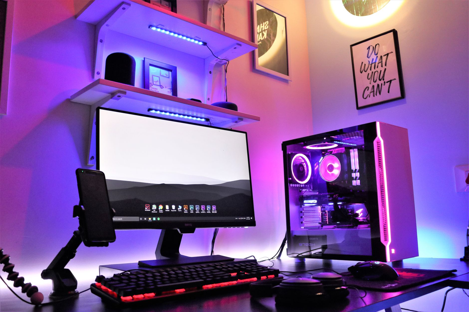 Pantalla vertical y setup de juego premium con luces