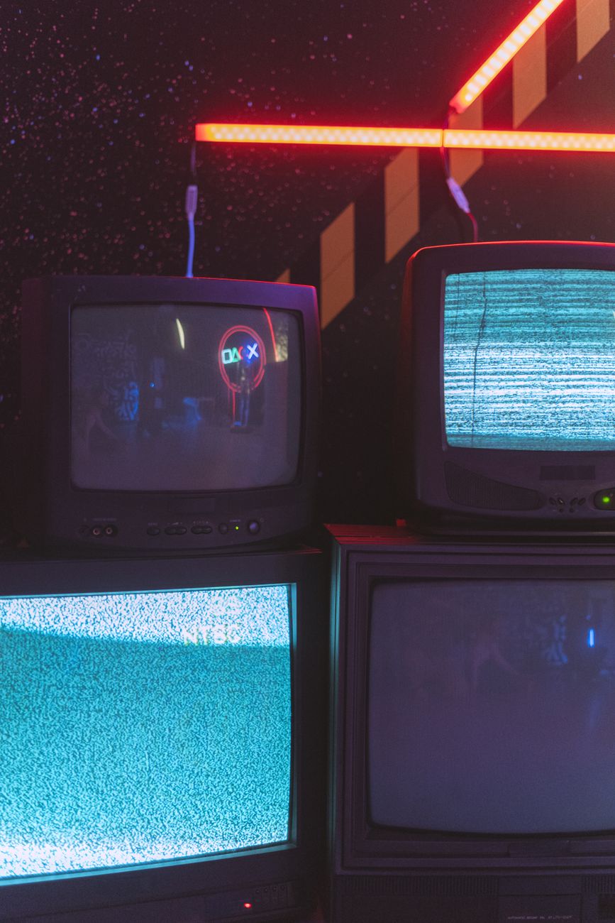 Televisor CRT clásico con consola encendida