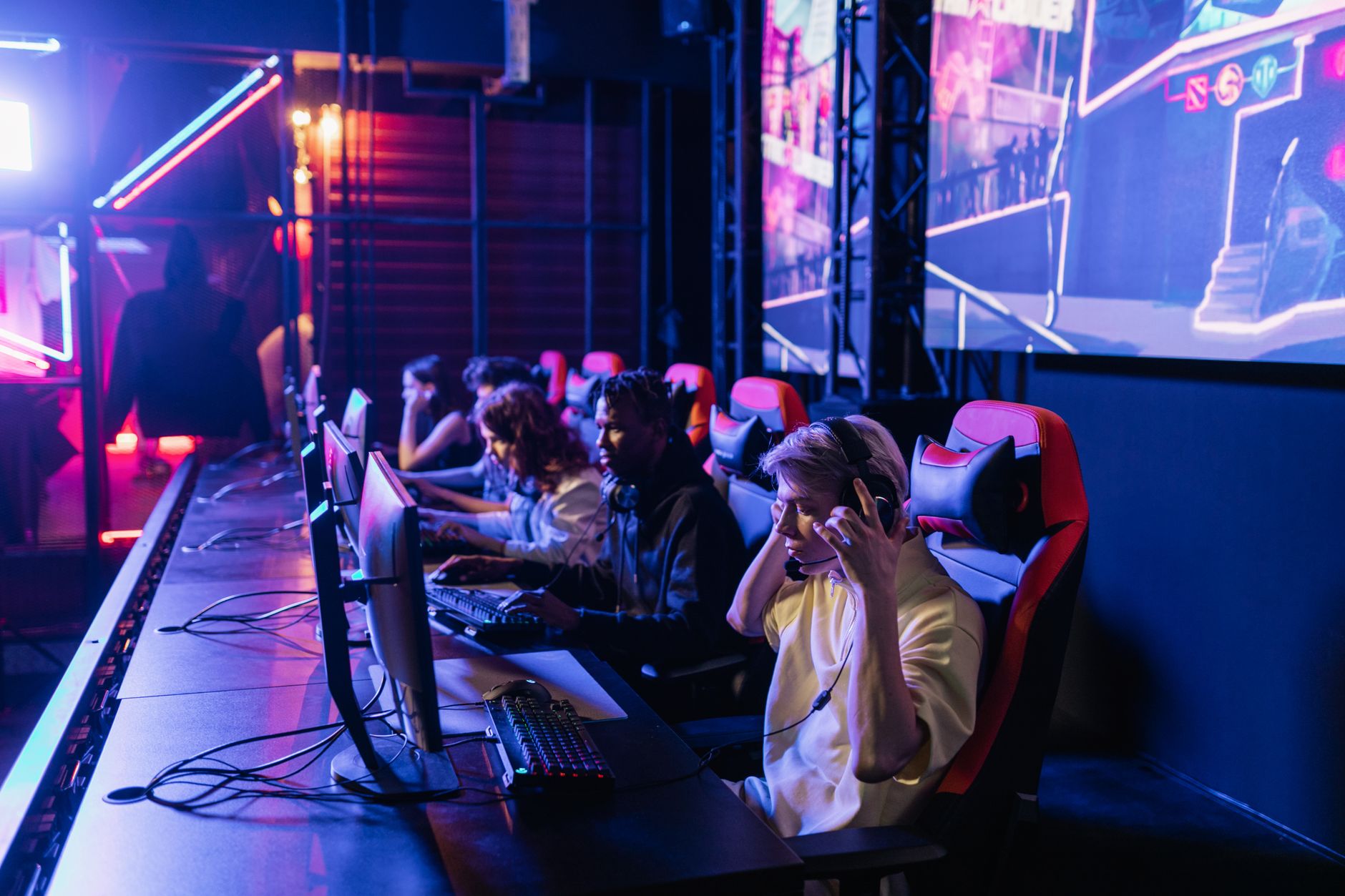 Gente jugando un torneo presencial de esports